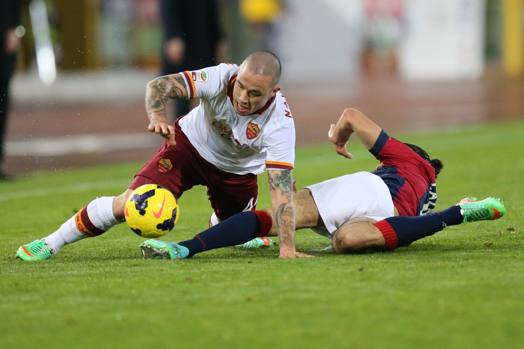 Nainggolan affrontato in tackle da Christodoulopoulos. Afp